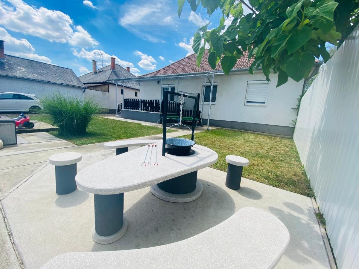Pandora Pool Apartman Hajdúszoboszló Exterior foto