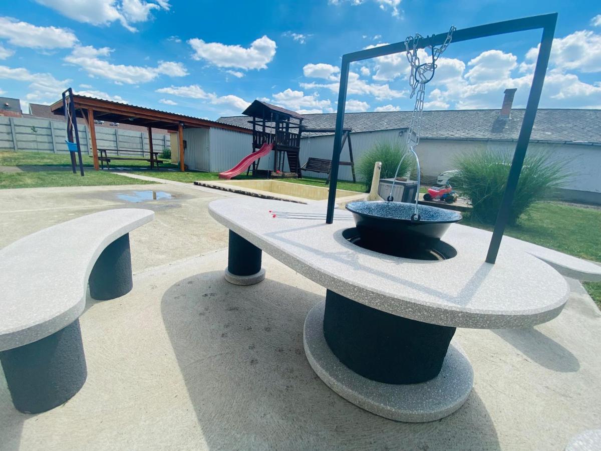 Pandora Pool Apartman Hajdúszoboszló Exterior foto